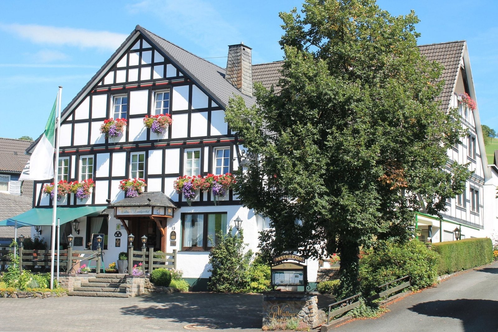 Hotel und Landgasthof – mit herzlicher Atmosphäre in Schmallenberg-Oberhenneborn Hotel und Landgasthof – mit herzlicher Atmosphäre in Schmallenberg-Oberhenneborn